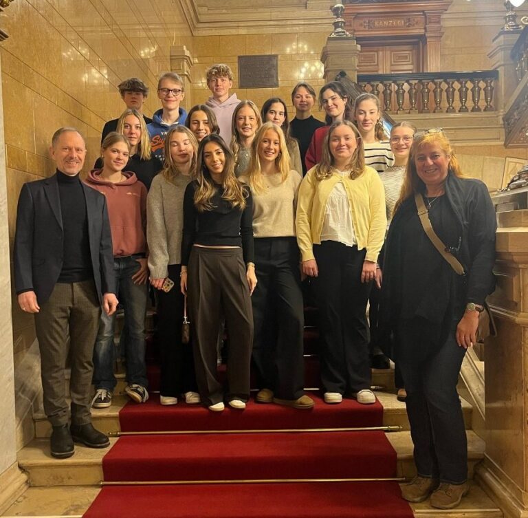 Gruppenfoto auf Rathaustreppe(1)-1